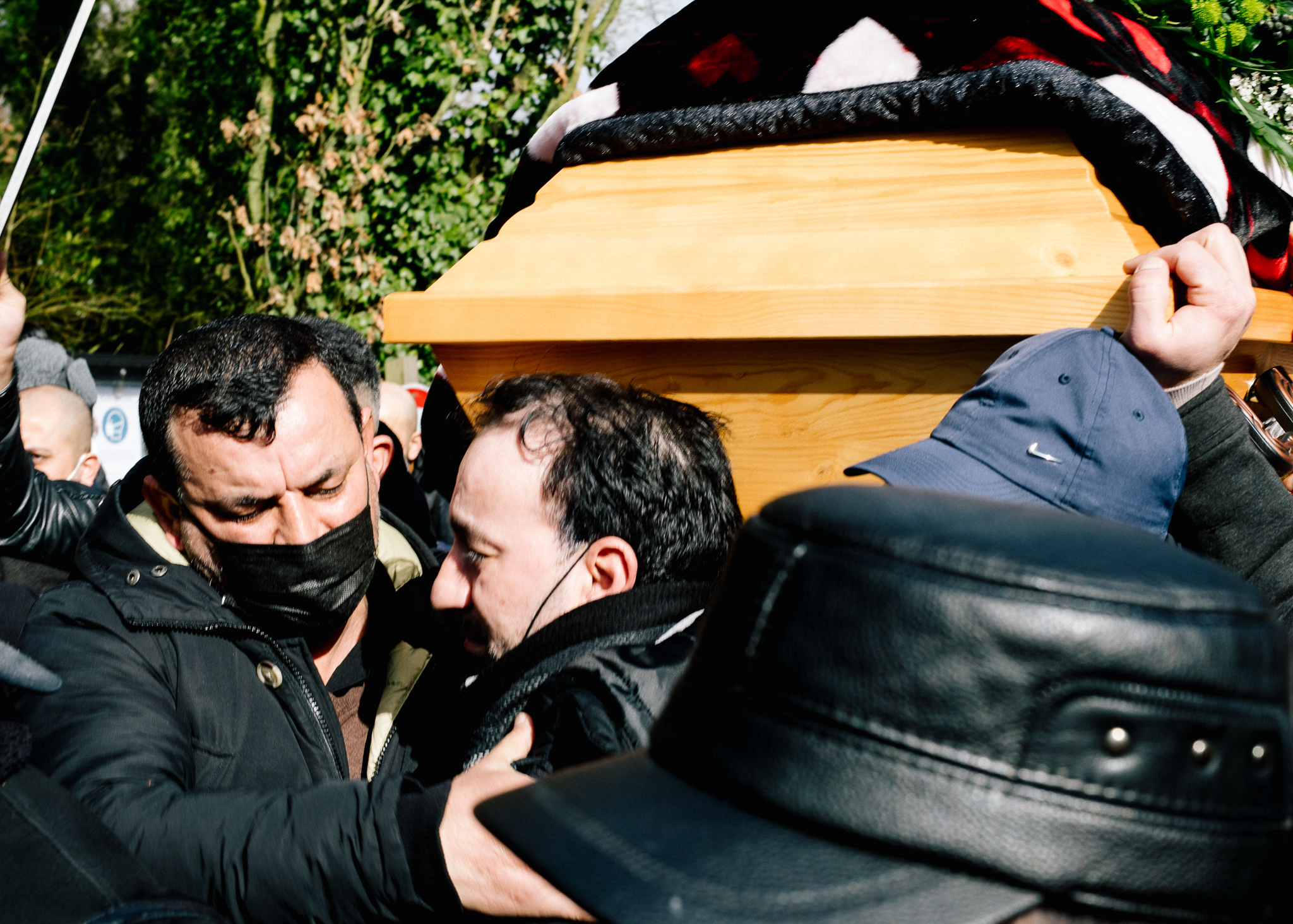 Qosay Khalafs dad carries the coffin of his son. Oldenburg, March 11th, 2021