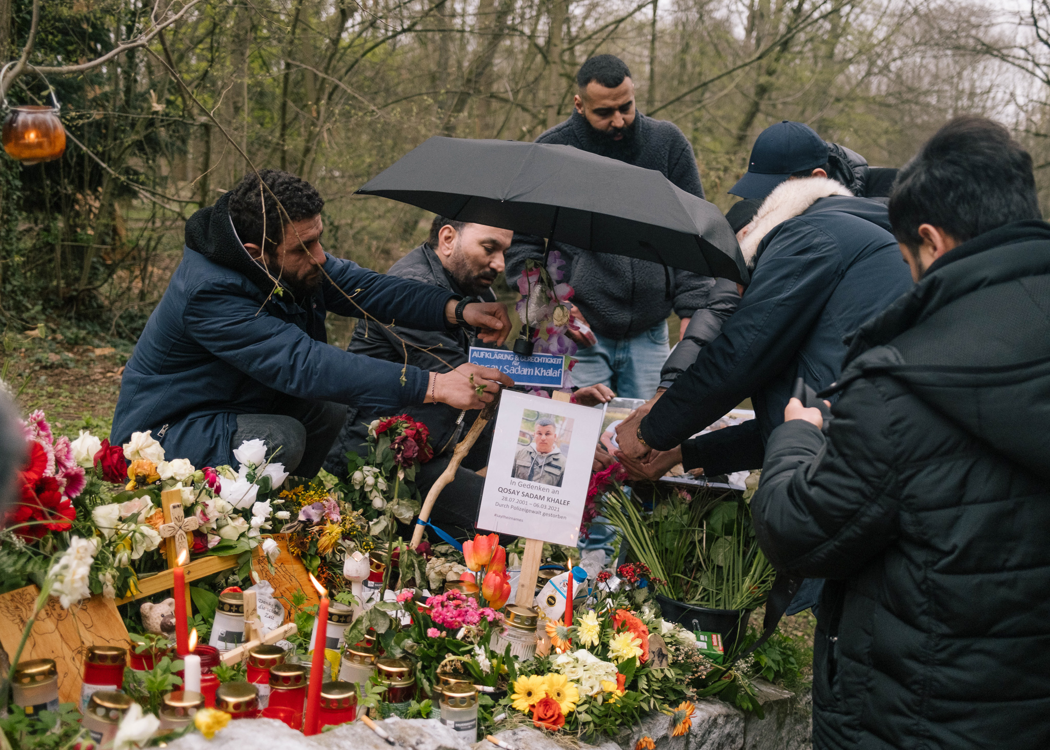Relatives and friends of Qosay Khalaf set up flowers and candles at the Wollepark in Delmenhorst, where he was controlled. Delmenhorst, April 4th, 2021