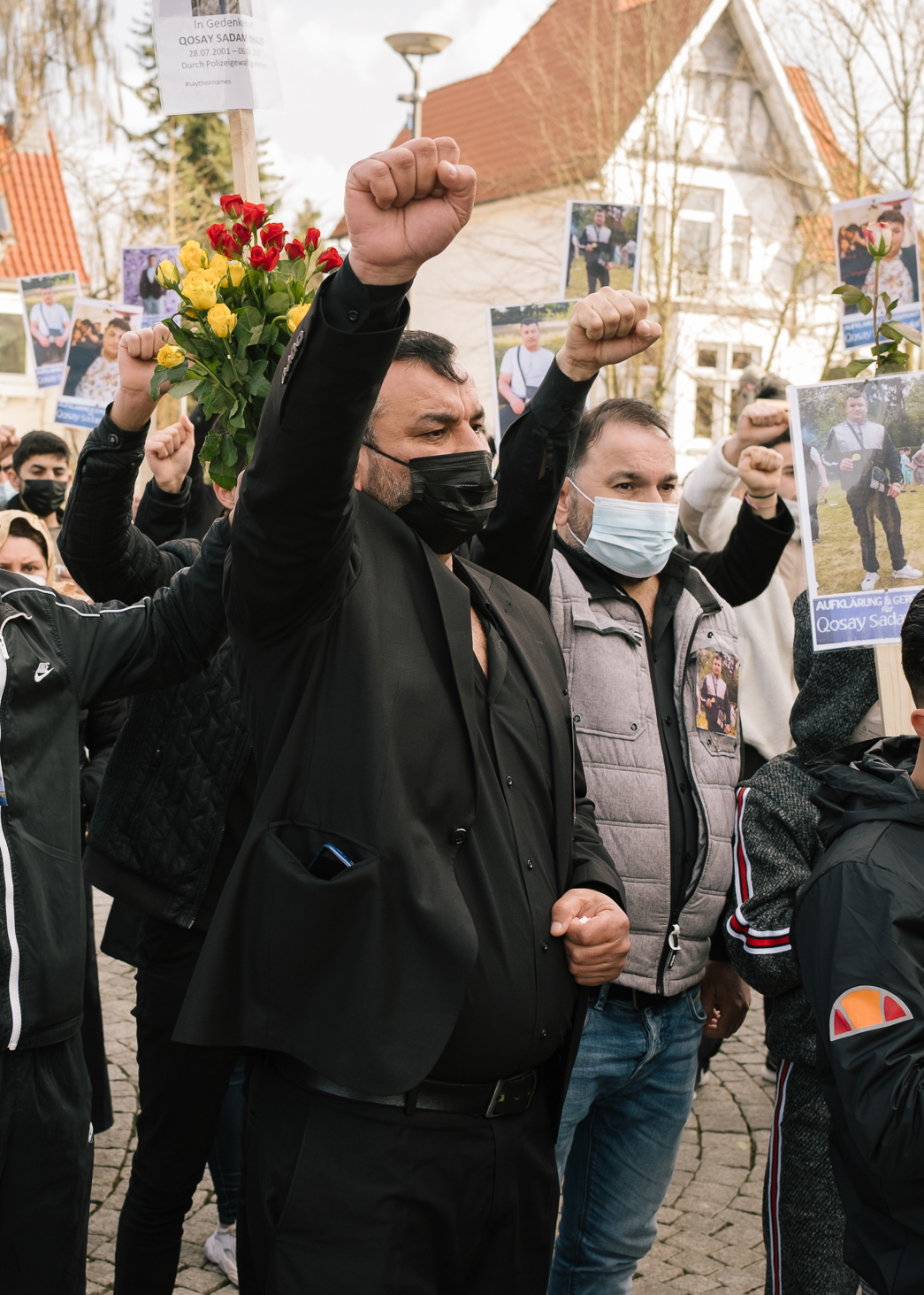 The father od Qosay Khalaf raising his fist during a rally in Delmehorst. April 3rd, 2021, Delmenhorst 