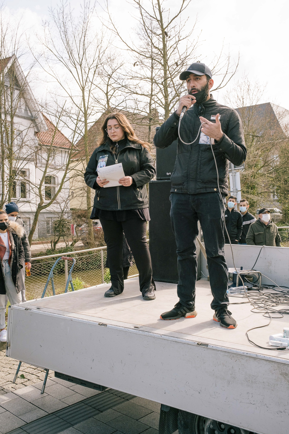 Barsan Mehdi, the cousin of Qosay Khalaf speaks on the slow investigations and questions that are to be answered by police at a rally in Delmenhorst. April 3rd, 2021, Delmenhorst 